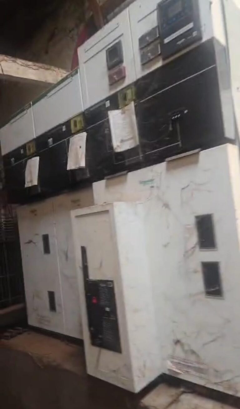 Lemari Panel Listrik Industri Bekas